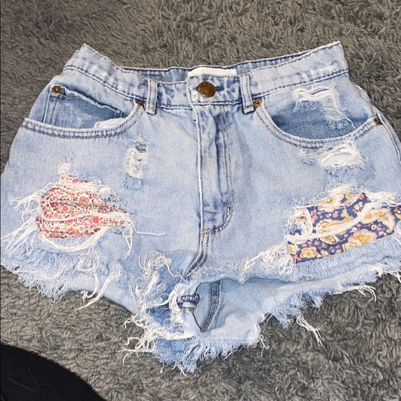 Garage Pants - Jean shorts flower detail on pocket